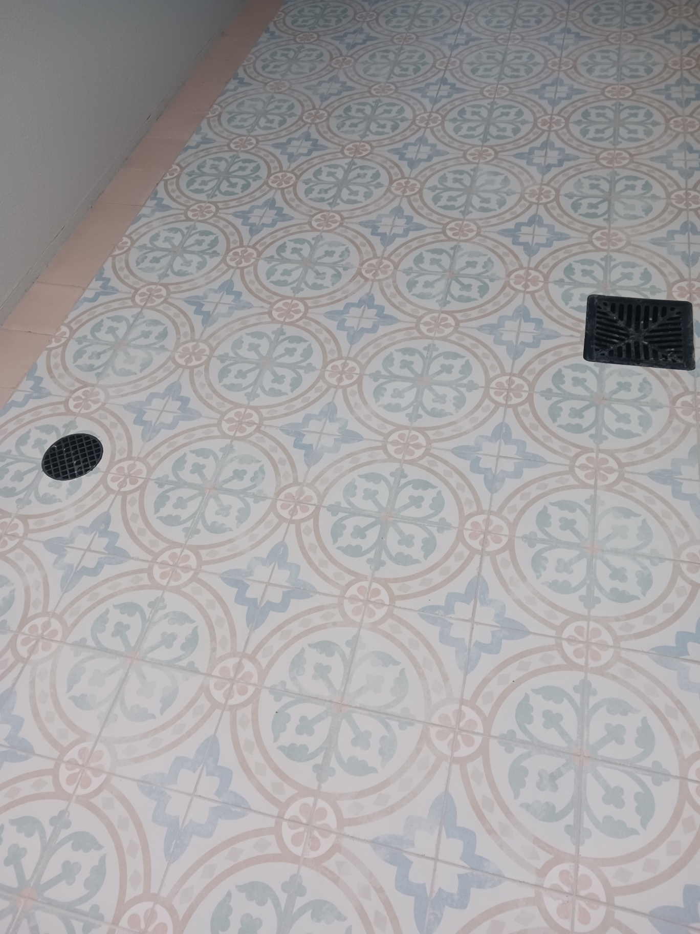 Patterned courtyard tiling by Maroochydore Tiling