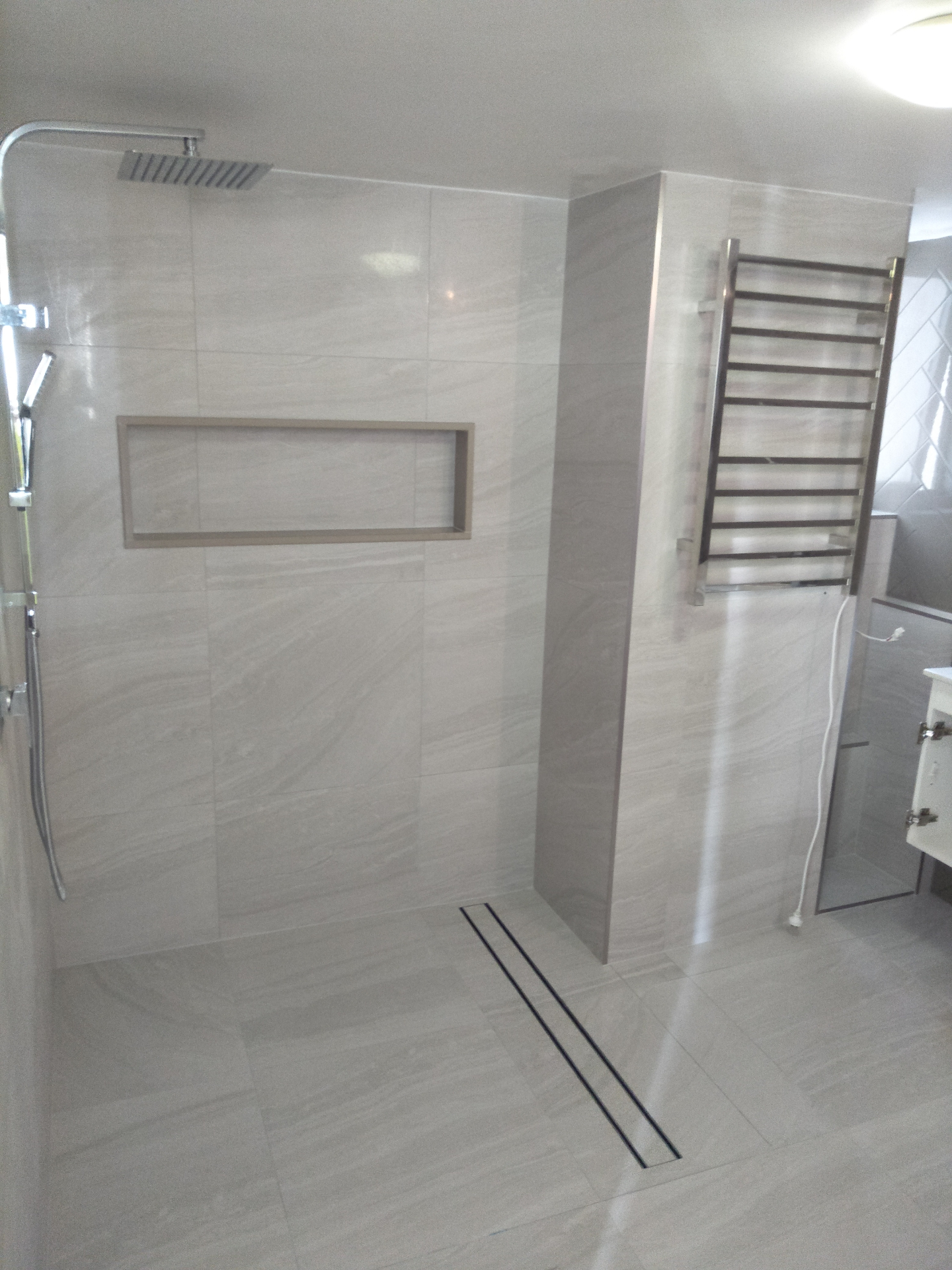Stone-look porcelain tiles in a Sunshine Coast bathroom by Maroochydore Tiling
